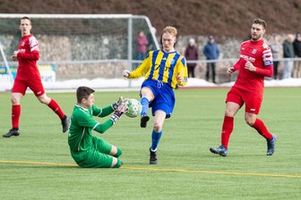 Annaberger Fußballer feiern erfolgreichen Rückrundenauftakt in der Sachsenklasse - Florian Weiß, der hier versucht Wilsdruffs Keeper Tim Schwenke zu überwinden, eröffnete mit seinem Treffer den Torreigen.