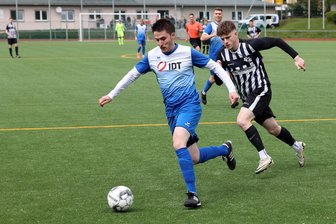 Annaberger Fußballer feiern gegen Stollberg wieder ein Erfolgserlebnis - Gegen den FC Stollberg (mit Eric Schumacher) haben Leon Reichelt (l.) und der VfB Annaberg ihre Ergebniskrise beendet.
