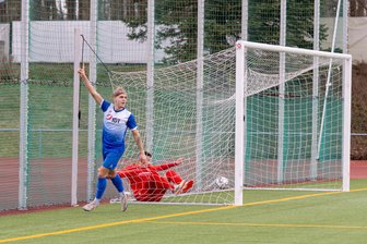 Annaberger Fußballer sind mit Fortuna nicht im Bunde - Da war die Annaberger Welt noch in Ordnung: Devon Klitzke hat gerade zum 1:0 getroffen, Lichtensteins Maurice Steudel (im Netz) kam zu spät.