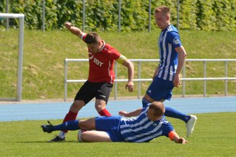 Annaberger Fußballer verabschieden sich mit mutloser Leistung aus dem Meisterschaftsrennen der Sachsenklasse - Während die Hausherren um Kapitän Franz Weinert (am Boden) um jeden Zentimeter kämpften, vermisste VfB-Trainer Lars Walther bei seiner Elf (hier Richie Schulze) diesen Einsatz.