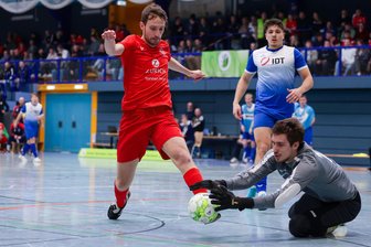 Annaberger Fußballer verpassen Futsal-Medaille knapp - warum der Trainer trotzdem nicht sauer ist - Annabergs Keeper Manuel Wägner hält den Ball fest. Gegen Ifa Chemnitz - im Bild Fred Möckel - siegten die Erzgebirger mit 3:2.