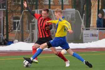 Annaberger Fußballer zwischen Aufstiegsfieber und Abstiegsangst - Im Hinspiel brachten Kevin Frieden (l.) und Germania Mittweida dem VfB Annaberg (mit Florian Weiß) die erste Saisonniederlage bei.