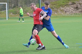 Annaberger Fußballern gelingt siebter Streich in Folge - Richard Freund (l.), der hier den Ball gegen Auerhammers Fabio Leistner abschirmt, brachte den VfB Annaberg mit seinem Doppelpack beim 4:1 auf die Siegerstraße.