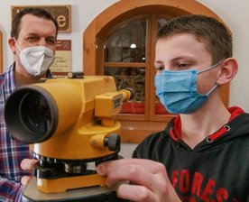 Annaberger Gymnasiasten gehen auf ein echt vermessenes Angebot ein - Gehört zu den Klassikern der Vermessung: das Nivelliergerät. Martin Straßburger (links) erklärt Stefan Weißbach die Funktionsweise. 