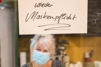Annaberger halten sich an erneute Maskenpflicht - Im Bergamt auf der Großen Kirchgasse werden die Essensgäste mit einem Schild auf die neuen Regeln hingewiesen. Im Bild: Servicekraft Kerstin Reuter. 