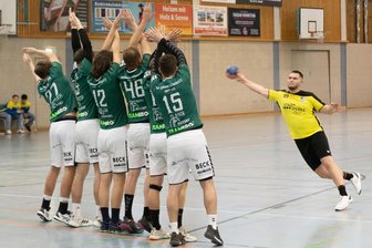 Annaberger Handballer verlieren erneut – warum sie trotzdem auf die Jugend setzen - Ein Symbolbild: An der Claußnitzer Defensive bissen sich Bruno Repmann (r.) und die Annaberger Handballer immer wieder die Zähne aus.