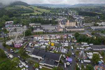 Annaberger Kät 2024: Was Besucher vor dem Ausflug ins Erzgebirge wissen müssen - Wer sich Ärger und zusätzliche Kosten beim Kät-Besuch ersparen will, sollte den Parkplatz an der Pöhlbergauffahrt nutzen und sich die nervenaufreibende Suche nach einem Parkplatz in der Innenstadt sparen.