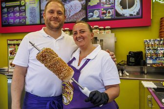 Annaberger Kät: Eine kulinarische Reise über das größte Volksfest im Erzgebirge - Ken Thelen und seine Frau Jenna bieten auf der Kät Baumstriezel an.