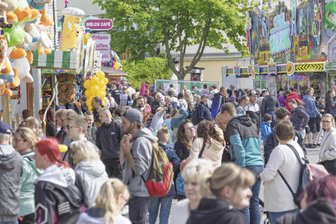 Annaberger Kät: Menschenmassen strömen zum Abschlussfeuerwerk - Zwischen Imbissständen und Fahrgeschäften herrscht dichtes Gedränge.