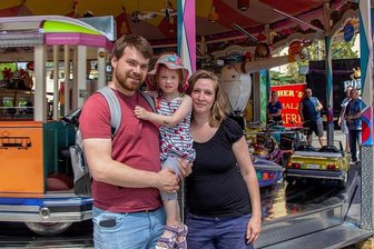 Annaberger Kät: Müssen Besucher angesichts steigender Preise nun mehr bezahlen? - Tabea Lüpfert war am Samstag mit Tochter Luzie und Ehemann Oliver eigens aus Dresden gekommen. Ein Besuch auf der Kät ist für sie ein Muss. Die Preise spielen dabei eine untergeordnete Rolle. 