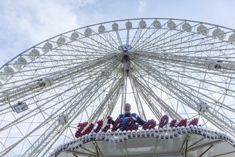 Annaberger Kät: Schausteller fordern OB Rolf Schmidt mit Wette heraus - Am Donnerstag war der TÜV vor Ort und nahm die Geräte ab. Im Bild: Klaus Wilhelm am Riesenrad.