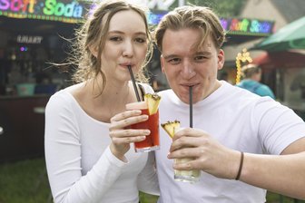 Annaberger Kät: Schneller, höher, leckerer – aber auch teurer? - Hannah Ziranke und Paul Neyer aus Mainz genießen ihren Besuch auf der Annaberger Kät. Der 17-Jährige erlebt das traditionsreiche Volksfest zum ersten Mal.
