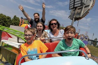Annaberger Kät startet heute - mit großer Vorfreude und Neuheiten - Die Annaberger Kät verspricht in ihrem 502. Jahr jede Menge Spaß. Zum Beispiel auf dem Speedy - wie hier für Maximilian Girschele aus Annaberg-Buchholz (hinten), Lena Wieland aus Chemnitz (davor links) und Diana Simon aus Annaberg-Buchholz sowie die Annaberg-Buchholzer Frederik Langer (vorn links) und Janick Lichnok. 