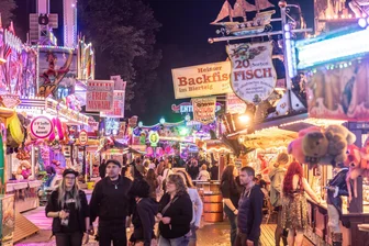 Annaberger Kät: Was hat die größte Schlemmermeile des Erzgebirges zu bieten? - Noch bis zum Sonntag hat die Annaberger Kät geöffnet. Neben den mehr als 60 Fahrgeschäften bietet das Volksfest auch reichlich Gelegenheit zum Schlemmen und Genießen.