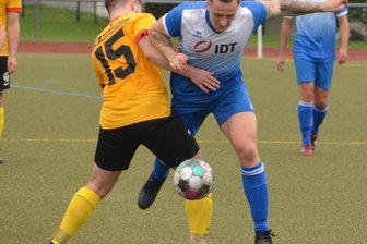 Annaberger kassieren vermeidbare Pleite - Kein Durchkommen gab es für die Fußballer des VfB Annaberg um Richard Freund (r.) gegen den VfB Auerbach II. Die Abwehr der Gäste mit Toni Persigehl hielt allen Annaberger Angriffen stand.