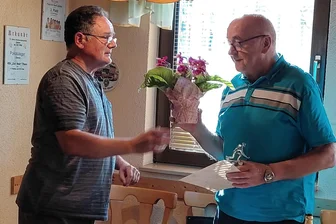 Annaberger Kegler trauern um einen verdienstvollen Mitstreiter - Bernd Boschert (r.) erhielt von Thomas Jacobi die Ehrennadel in Golf überreicht.