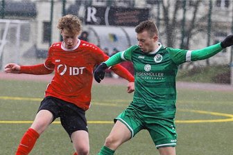 Annaberger Kicker vor spannendem Duell - Im Heimspiel gegen Merkur Oelsnitz ist Annabergs Kickern, hier mit Kevin Rothe (l.) gegen Tim Spitzner, nicht viel gelungen. Das stellte auch Trainer Tobias Moritz nach Abpfiff klar. 