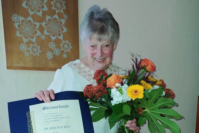 Annaberger Klöppeltage: Preisträgerin kommt dieses Jahr aus Schneeberg - Die Schneebergerin Sigrid Hackel wurde für ihr Lebenswerk geehrt.