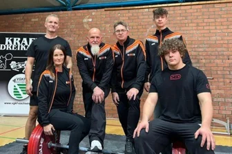 Annaberger Kraftsportlerin bricht Sachsenrekord - Hatten in Dresden Grund zum Jubeln: Yves Golda, Susan Reichelt, Uwe Sura, Manfred Geipel, Vincent Wendrich und Armin Unger (v. l. n. r.) vom Annaberger Kraftsportclub.