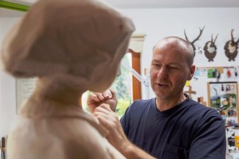 Annaberger Krippenweg bekommt Zuwachs - Holzbildhauermeister Friedhelm Schelter hat die nächste Figurengruppe für den Annaberger Krippenweg gestaltet.