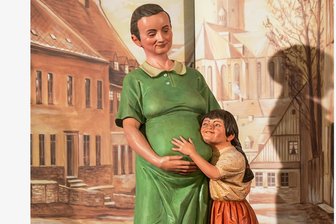 Annaberger Krippenweg: Einzigartiges Ensemble bekommt Zuwachs - Sie bereichern seit Sonntag den Krippenweg in Annaberg: die schwangere Frau mit ihrer Tochter. Geschaffen hat sie Holzbildhauermeister Friedhelm Schelter. 