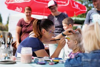 Annaberger Land: Ein Tag für alle Familien und ein großer Flohmarkt - Gehört bei Arnsfelder Familientag dazu: So wie im vorigen Jahr können sich die Kinder auch beim diesjährigen Spektakel wieder Schminken lassen.