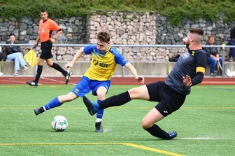 Annaberger Landesklasse-Kicker kommen ins Rollen - Der Annaberger Aaron Küttner (links) im Duell mit Kenny Daniel Hoyer bereitete das 4:0 vor.