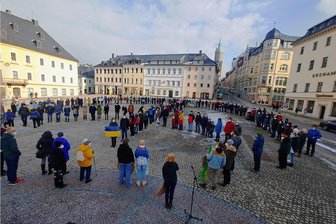 Annaberger Markt wird zum lebendigen Friedenssymbol - Zum Abschluss der Kundgebung stellten sich die Teilnehmer so auf, dass sich auf dem Annaberger Markt ein riesiges Peace-Zeichen als Friedensymbol ergab.