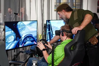 Annaberger Motorsportler rasen in virtuelle Welt - Erik Thomas vom Heidenauer Verein erklärt Sören Gläser vom AMC Annaberg, wie die Technik funktioniert.