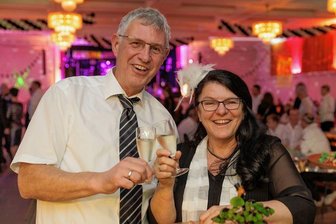 Annaberger Party-Urgestein lässt es in der Festhalle noch einmal krachen - Sie sind Stammgäste in der vor zehn Jahren aufwändig sanierten Festhalle: Ute und Jörg Bittner aus Sehma. Die Silvesterparty am Samstag haben sie sich natürlich entgehen lassen. 