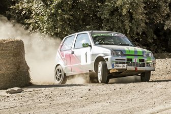 Annaberger Piloten auf Erfolgskurs - Mit ihrem Fiat wirbelten Alexander und Cornelia Klemm auf dem Bergring Teterow mächtig Staub auf.