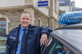 Annaberger Revierleiter zu Angriff auf Polizisten bei Corona-Party: "Das geht nicht spurlos am Team vorüber" - Mirko Morgenstern ist seit Oktober 2021 in Annaberg. Der verheiratete 40-Jährige hat eine Tochter und lebt in Marienberg. Zuvor war er Leiter des Kriminaldienstes im dortigen Revier. Sicherheit spielt in seinem Leben eine große Rolle: Neben dem Beruf ist Morgenstern noch Wehrleiter der Feuerwehr Niederlauterstein.