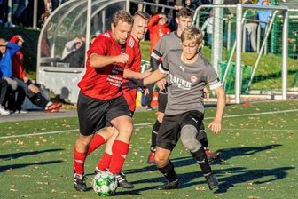 Annaberger stoßen Eintracht vom Thron - Oscar Reuter (r.) und der FC Lößnitz II behielten gegen die SpG Neuwürschnitz/Mitteldorf (mit Michael Pauli) die Oberhand. 