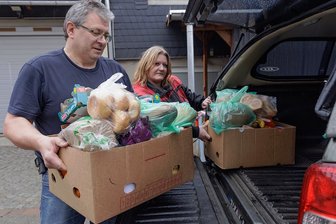 Annaberger Tafel braucht Unterstützung beim Versorgen - Mike Schönfelder und Saskia Störzer von den Maltesern in Annaberg verladen Lebensmittel-Starterpakete für neu angekommene ukrainische Flüchtlinge.