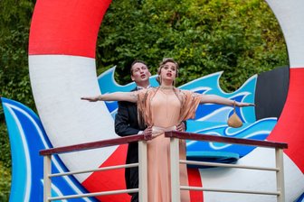 In der Operette "Herz über Bord" auf der Naturbühne Greifensteine machen Timo Rößner und Magdalena Hallste als Hans und Lilli einen auf Leonardo DiCaprio und Kate Winslet.
