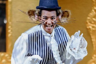 Annaberger Theater poliert klassisches Weihnachtsmärchen rattenscharf auf - Kira Lorenza Althaler ist Ratte René.
