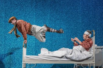 Annaberger Theater serviert in der 130. Spielzeit "Hopfen und Malz" - Steht auch in der 130. Spielzeit des Eduard-von-Winterstein-Theaters wieder auf dem Spielplan: das Musical "Liebesbrief nach Ladenschluss" mit Maurice Daniel Ernst (links) als Arpad) und Lásló Varga Parfümerie-Besitzer Maraczek. Foto: Dirk Rückschloss