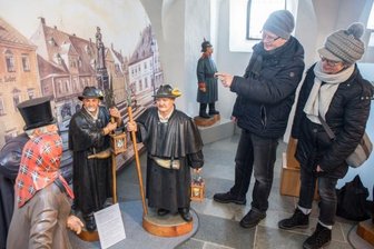 Hier sind Marktfrau, Ratsherr und Nachtwächter vor der historischen Marktkulisse im Gespräch.