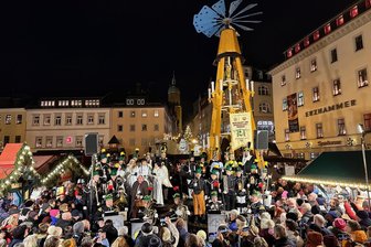 Annaberger Weihnachtsmarkt eröffnet: Neues, Preise und das Warten auf die Sammeltasse - Mit dem Anschieben der Pyramide, bei dem die Figuren wieder lebendig geworden sind, ist der Annaberger Weihnachtsmarkt offiziell eröffnet worden.