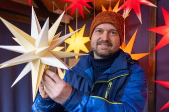 Annaberger Weihnachtsmarkt eröffnet: Neues, Preise und Details zur „Zudel-Supp“ - Die Buchbinderei Kraft, im Bild Ingolf Kraft, hat 2025 den Annaberger Faltstern in der Sonderedition „Anna + Sascha“ herausgebracht.