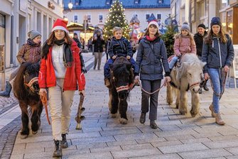 Annaberger Weihnachtsmarkt verliert eine Tradition: Wichtelreitschule verabschiedet sich - Jasmin Anfelder, Johanna Haase und Selina Rothert (von links) haben am späten Freitagnachmittag mit den Ponys Herr Sonntag, Tanja und Dany die letzten Runden in der Wichtelreitschule gedreht. 