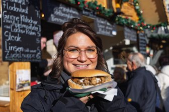 Annaberger Weihnachtsmarkt: Welche Leckereien gibt es dieses Mal? - Advent ist Schlemmerzeit in Annaberg-Buchholz: Auch Annett Flämig, Pressesprecherin der Stadt, genießt gern ihr Mittagessen auf dem Weihnachtsmarkt. Am Dienstag gab es Fladenbrot.