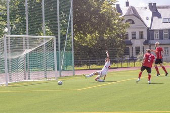 Annabergs Coach nach Spiel gegen RB Leipzig: „Eins hätten wir machen müssen“ - RB komplett ausgespielt, doch Lucas Walther (Nr. 5, Annaberg) trifft - noch leicht irritiert von einrutschenden Mika Walther - nach bester Vorlage von Valentin Breitfeld das leere Tor nicht.
