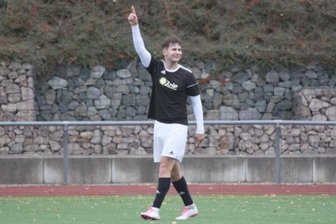 Annabergs Fußballer in Topform: Zweite Mannschaft an der Spitze, erste Mannschaft siegt weiter - Der hat gesessen: Justin Fritzsche feiert seinen Freistoßtreffer, der das Spitzenspiel der Kreisliga Ost zugunsten des VfB Annaberg II entscheidet.