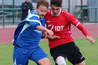 In dieser Szene versucht Annabergs Luca Lautz (r.), Flöhas Dennis Baude zu stoppen. 