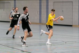 Annabergs Handballer kassieren daheim 40 Gegentore gegen das Schlusslicht aus Werdau - Die Werdauer Pieter Kratsch und Tom Lüders müssen in dieser Szene Chris Hofmann vom HC Annaberg ziehen lassen. Am Ende aber erzielten die Westsachsen mehr Treffer.