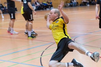 Annabergs Handballer nach einem Remis: „Wir haben uns zu blöd angestellt“ - Manuel Teubner vom HC Annaberg Buchholz, hier bei einem artistischen Wurf in einem früheren Spiel, erzielte für seine Mannschaft zwei Treffer in Rodewisch.