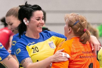 Annabergs Handballer treffen auf Gegner der Gegensätze - Melanie Bartl beglückwünscht Alena Parthova nach einem Spiel zu deren bravouröser Leistung im Tor. Beim Spitzenreiter wird die Nummer 1 des HCAB wohl wieder arg gefordert sein.