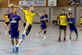 Annabergs Handballtrainer lobt und tadelt: Von absolut super bis unterirdisch - Anfangs sahen die Auer um Winfried Boericke (Nr. 10) kein Land, weil unter anderem Dennis Fritzsch dreimal in kurzer Zeit traf.