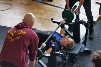 Annabergs Kraftsportler feiern starken Jahresabschluss beim Erzgebirgspokal in Lauter - Jaqueline Schick von den Annaberger Kraftsportfreunden brachte bei ihrem zweiten Wettbewerb 50 kg in die Gesamtwertung ein.